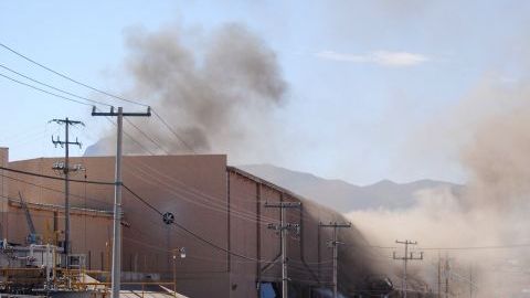 Policías y personal de rescate acuden al sitio de la explosión en una maquiladora de Ciudad Juárez ha causado al menos un muerto, decenas de heridos y desaparecidos.