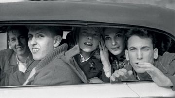 Ringo Starr fotografió a cinco chicos y chicas en un auto en blanco y negro, y la instantánea se ha publicado en la edición limitada del libro "Photograph".
