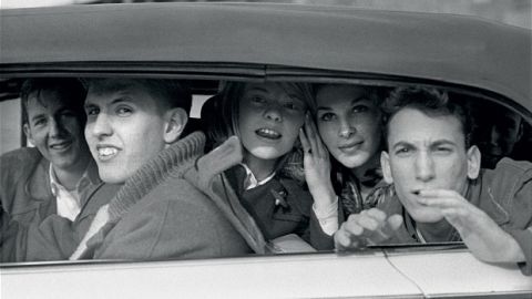 Ringo Starr fotografió a cinco chicos y chicas en un auto en blanco y negro, y la instantánea se ha publicado en la edición limitada del libro "Photograph".