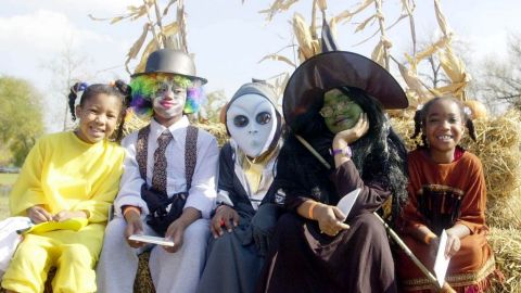 Juega boliche con fantasmas, participa en carreras de carros con arañas, diviértete en el brincolín y conoce a los  espíritus escondidos en la  casa de horror.