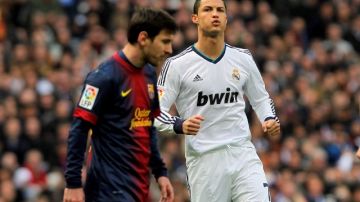 El portugués Cristiano Ronaldo (der.), astro del Real Madrid, chocará de nuevo con Leo Messi y su Barcelona.