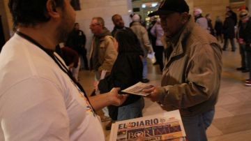 Personal de El Diario repartió ejemplares entre los asistentes a la actividad en la terminal.