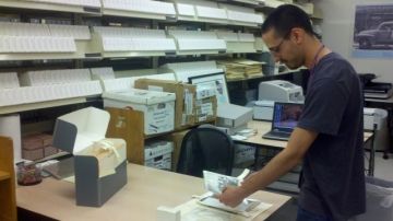 André Lee Muñiz investiga en los archivos del Centro para su carrera de Historia.