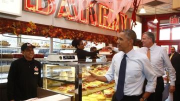 El presidente Barack Obama fue a "Junior's" junto al aspirante demócrata alcaldía de la Ciudad de Nueva York, Bill de Blasio.