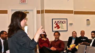 Los activistas recibieron capacitación en el arte de hacer cabildeo en el Congreso antes de acudir a las oficinas de sus representantes para exigir el cese de espionaje doméstico.