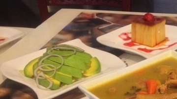 El platillo de Carlos Beltrán: sancocho, arroz blanco, ensalada de aguacate, tostones y flan.