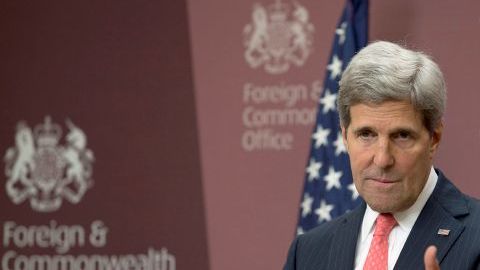 En su más reciente viaje al exterior, John Kerry ha tenido que afrontar la indignación y preguntas sobre espionaje de EE.UU. Aquí se lo ve durante su visita en Londres, el 22 de octubre.