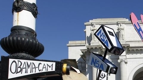 Los activistas cargaban pancartas con mensajes que leían “Detengamos el espionaje masivo” y "Dejen de vigilarnos".