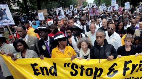 En ciudades como Nueva York todavía hay denuncias sobre detenciones sustentadas en el perfil racial del detenido.