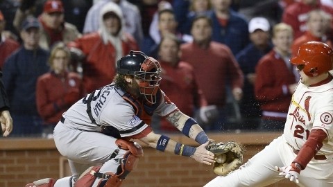 Jared Saltalamacchia (izq.), de Boston, intenta poner out a Allen Craig  de Cardenales en la jugada que definió el juego ayer en San Luis.