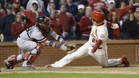 Jared Saltalamacchia (izq.), de Boston, intenta poner out a Allen Craig  de Cardenales en la jugada que definió el juego ayer en San Luis.