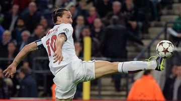 Zlatan juega de delantero y su club actual es el Paris Saint-Germain de la Ligue 1 de Francia.