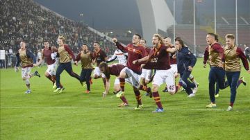 Los jugadore del AS Roma celebran a la finalización del partido en Udine su pleno de triunfos en la Serie A italiana tras derrotar con un gol del estadounidense Michael Bradley al Udinese en el  Friuli de Udine, Italia. EFE/EPA