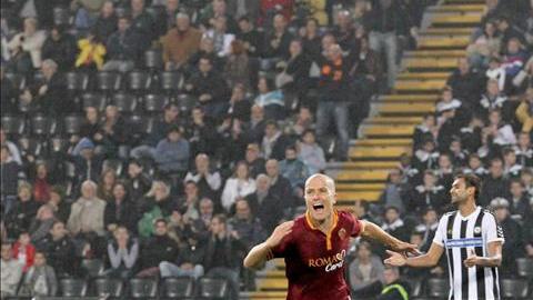 El jugador del AS Roma Michael Bradley (2I) celebra el gol decisivo en el partido que han jugado Udinese Calcio yAS Roma en el Friuli de Udine, Italia. EFE/EPA/LANCIA