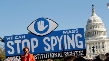 Laura Murphy, Directora de la oficina legislativa de la Unión Americana de Libertades Civiles (ACLU) en Washington se dirige a los manifestantes durante la protesta contra el espionaje.