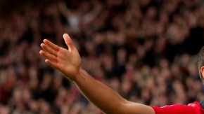 El mexicano Javier Hernández brinda su gol a los aficionados que abarrotaron ayer el Old Trafford.