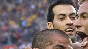 El delantero brasileño del Barcelona, Neymar  (centro), recibe la felicitación de  compañeros tras su gol.