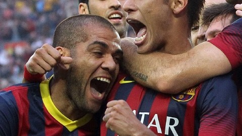 El delantero brasileño del Barcelona, Neymar  (centro), recibe la felicitación de  compañeros tras su gol.