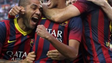 El delantero brasileño del Barcelona, Neymar  (centro), recibe la felicitación de  compañeros tras su gol.