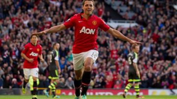 Javier 'Chicharito' Hernández festeja su gol, que a la postre resultó el de la victoria del Manchester United sobre el Stoke.