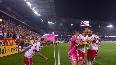 Jugadores de los Red Bulls de Nueva York celebran un triunfo del equipo en el Red Bull Arena.