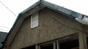 Algunas viviendas de hispanos continúan abandonadas a  un año de la tormenta.