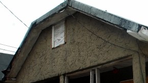 Algunas viviendas de hispanos continúan abandonadas a  un año de la tormenta.