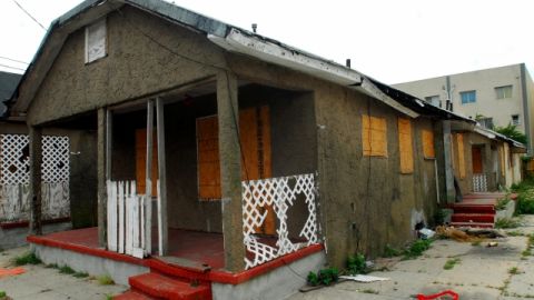 Algunas viviendas de hispanos continúan abandonadas a un año de la tormenta.