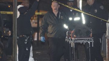 Médicos forenses del NYPD cuando sacaban uno de los cuerpos de las cinco víctimas del edificio 870 de la calle 57 en Brooklyn.