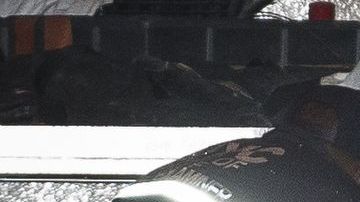 Agentes de la Policía de Nueva York cuando retiraban anoche  los cuerpos de las víctimas.