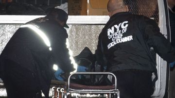 Agentes de la Policía de Nueva York cuando retiraban anoche  los cuerpos de las víctimas.