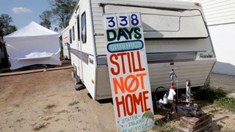A casi un año del paso del huracán Sandy, todavía muchos de los afectados no han podido solucionar su situación.
