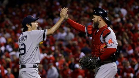 Koji Uehara y David Ross celebraban al centro del diamante.