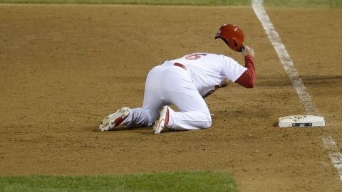 El coraje de Kolten Wong al ser 'pescado' en primera por el primera base de los Boston Red Sox Mike Napoli, jugada que puso fin al cuarto juego del 'Clásico de Otoño'.