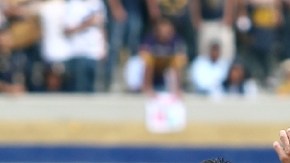 Luis García (der.), de los Pumas, cabecea ante la marca de Hugo Cid, de los Tiburones Rojos, ayer en el Estadio Universitario.