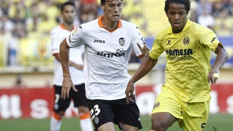 Giovani dos Santos (der.) se escapa perseguido por el centrocampista del Valencia, Sergio Canales.