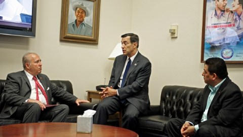 El congresista Darrell Issa (centro) con representantes de la Comisión de la Fresa de California.