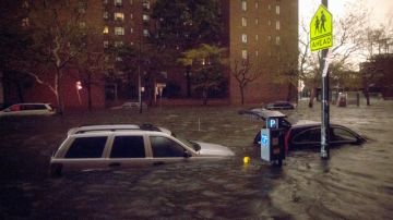 El huracán "Sandy" inundó amplias áreas de las zonas bajas de la ciudad de Nueva York, con el resultado de decenas de miles de viviendas destruidas o muy dañadas, miles de personas sin servicio eléctrico, así como más de 40  personas muertas.