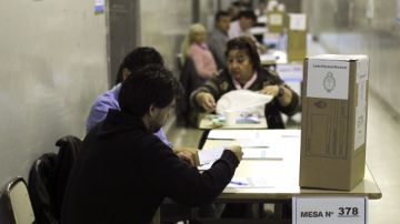 Los centros de votación abrieron   sus puertas en Argentina para la celebración de unos comicios en los que se renovará parte del parlamento.