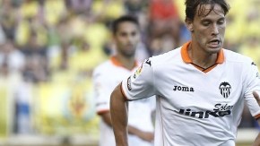 El  mexicano del Villarreal, Giovani Dos Santos (d), convirtió dos anotaciones en el triunfo de su equipo por 4-1 ante el Valencia.