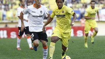 El  mexicano del Villarreal, Giovani Dos Santos (d), convirtió dos anotaciones en el triunfo de su equipo por 4-1 ante el Valencia.