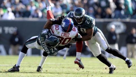 El boricua Víctor Cruz  (80) salió lastimado en la victoria de los Giants 15-7 en la casa de los Eagles, en Filadelfia.
