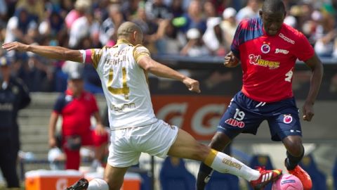 Darío Verón (izq.), de Pumas, disputa el balón con Cristian Martinez de Veracruz.