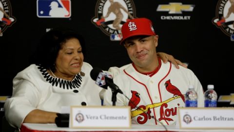 Vera, viuda del gran Roberto Clemente, junto a Carlos Beltrán.