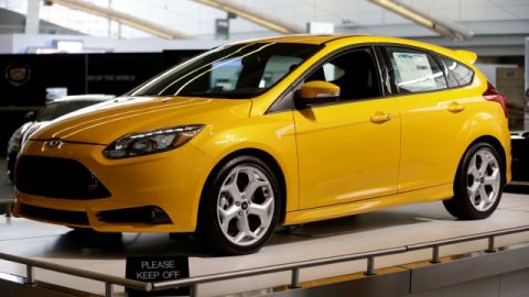 El  Ford Focus ST durante su presentación en el Auto Show de  Pittsburgh.  Ford afirma que el Focus es el más vendido por encima del Toyota Corolla (derecha).