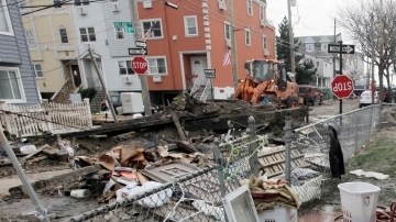 Muchas personas que viven en algunas de las zonas afectadas por el huracán Sandy en  Nueva York aún no han pedido   ayuda al gobierno federal.