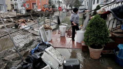 Muchas personas que viven en algunas de las zonas afectadas por el huracán Sandy en  Nueva York aún no han pedido   ayuda al gobierno federal.