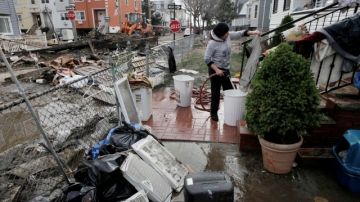 Muchas personas que viven en algunas de las zonas afectadas por el huracán Sandy en  Nueva York aún no han pedido   ayuda al gobierno federal.