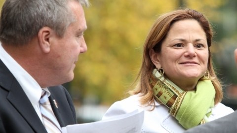 La edil Melissa Mark Viverito, co-presidenta del Caucus Progresista en el Concejo Municipal, dialoga con su colega Daniel Dromm y el concejal electo Carlos Menchaca (de espalda).
