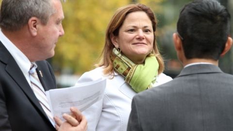 La edil Melissa Mark Viverito, co-presidenta del Caucus Progresista en el Concejo Municipal, dialoga con su colega Daniel Dromm y el concejal electo Carlos Menchaca (de espalda).